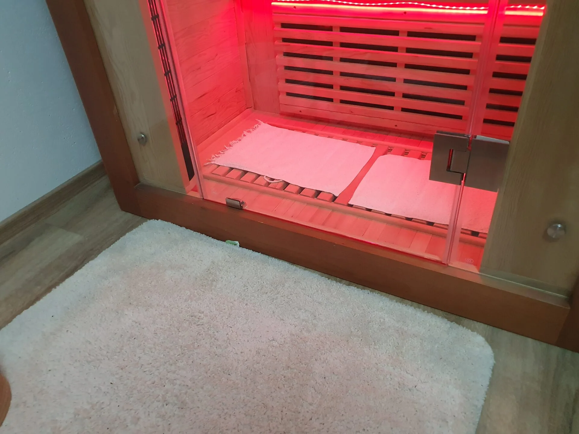 Rohožka před infrasaunou je důležitá pro bezpečnost, ale je i příjemným prvkem (foto: Kristýna Hašková) Rohožka před infrasaunou