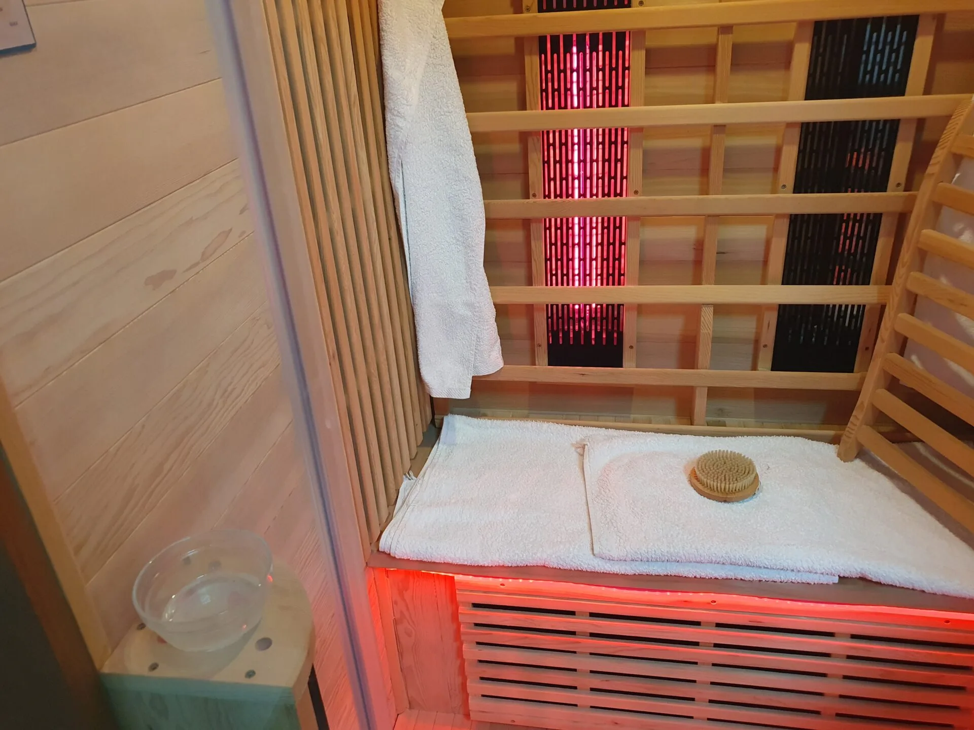 Infrasauna nachystaná k použití (foto: Kristýna Hašková) Obrázek zobrazuje: Infrasauna nachystaná k použití