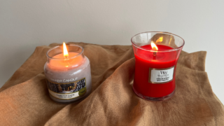 Test svíček Yankee Candle a&nbsp;Woodwick: Obě obsahují ropný parafín, jedna ale i&nbsp;sójový vosk