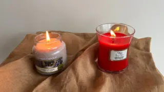 Test svíček Yankee Candle a&nbsp;Woodwick: Obě obsahují ropný parafín, jedna ale i&nbsp;sójový vosk