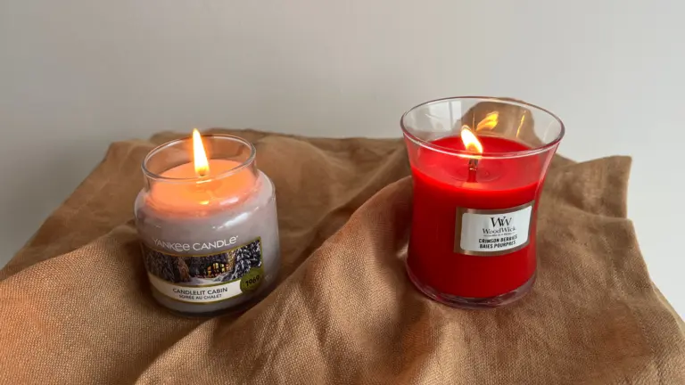 Test svíček Yankee Candle a&nbsp;Woodwick: Obě obsahují ropný parafín, jedna ale i&nbsp;sójový vosk