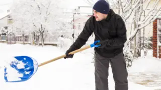 Nejlepší lopaty na sníh (2024): Fiskars poslouží u&nbsp;chalupy, Fieldmann nabízí model do auta