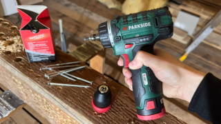 Test aku vrtačky Parkside za 300&nbsp;Kč: Našroubovala více než bezuhlíková Performance, držák bitů se rozpadá
