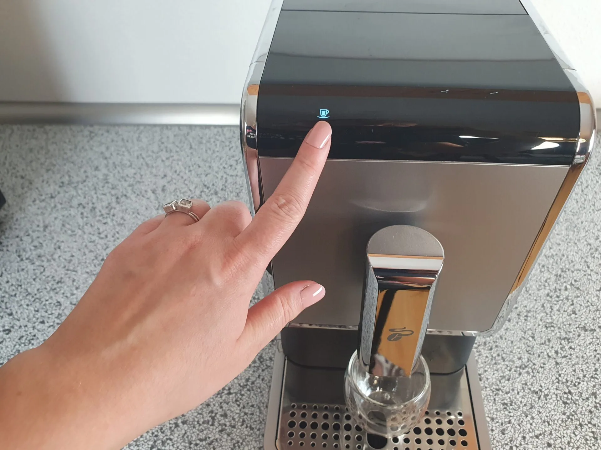 U Tchibo Esperto Caffé 1.1 jde ovládací panel vidět, jen když je přístroj zapnutý (foto: Kristýna Hašková)
