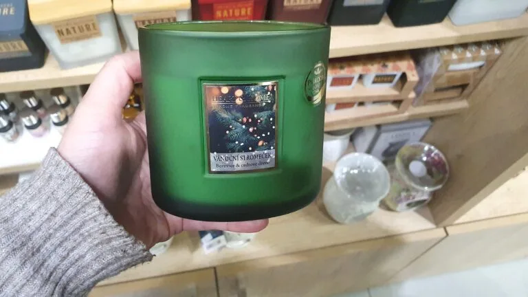 3 nejlepší svíčky na zimu? Zaujal zázvorový WoodWick s&nbsp;kokosovým voskem a&nbsp;2 další