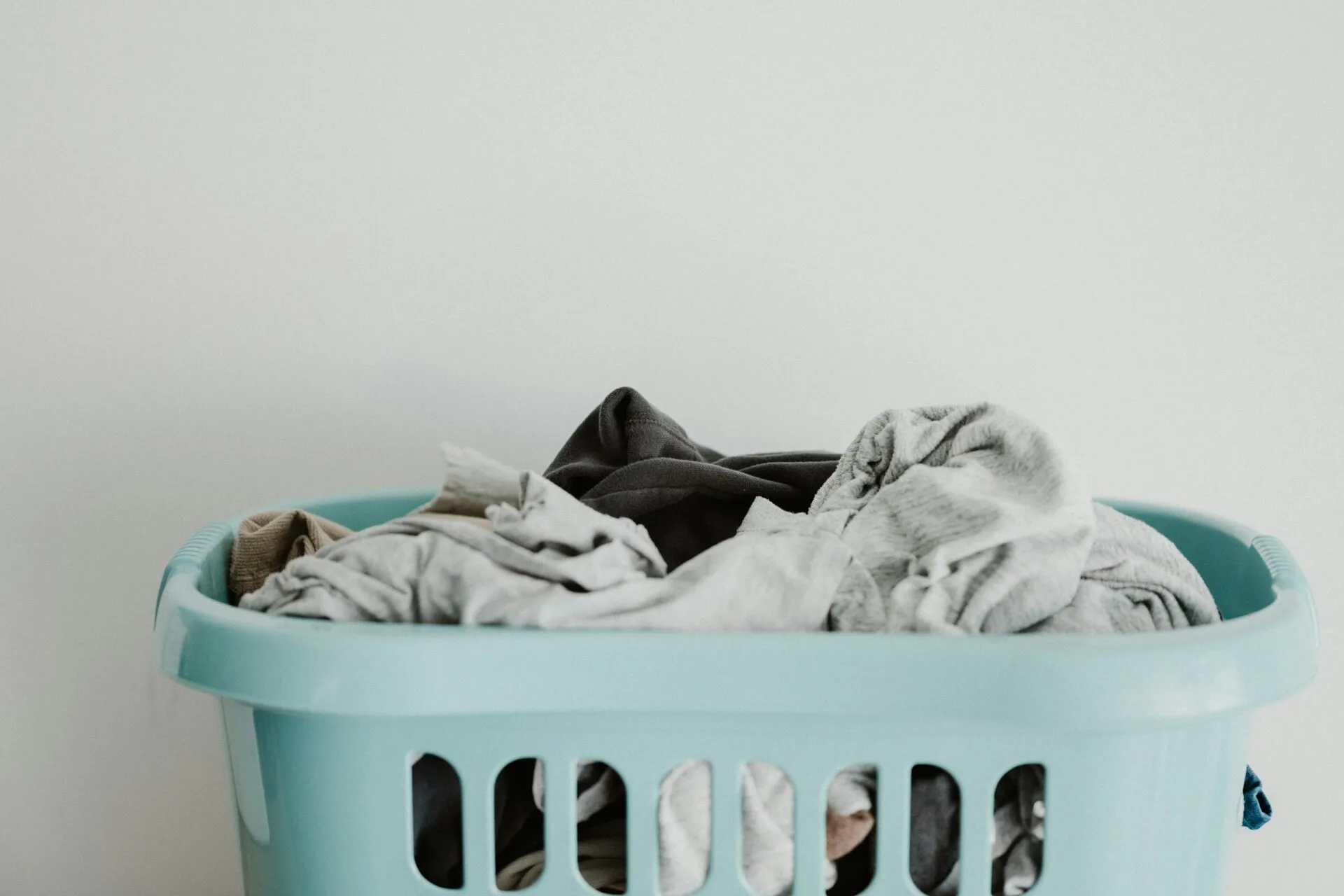 Aby špinavé prádlo v koši nečekalo dlouho, je dobré se na instalaci první pračky připravit (foto: Unsplash, Annie Spratt) Obrázek zobrazuje: Koš se špinavým prádlem
