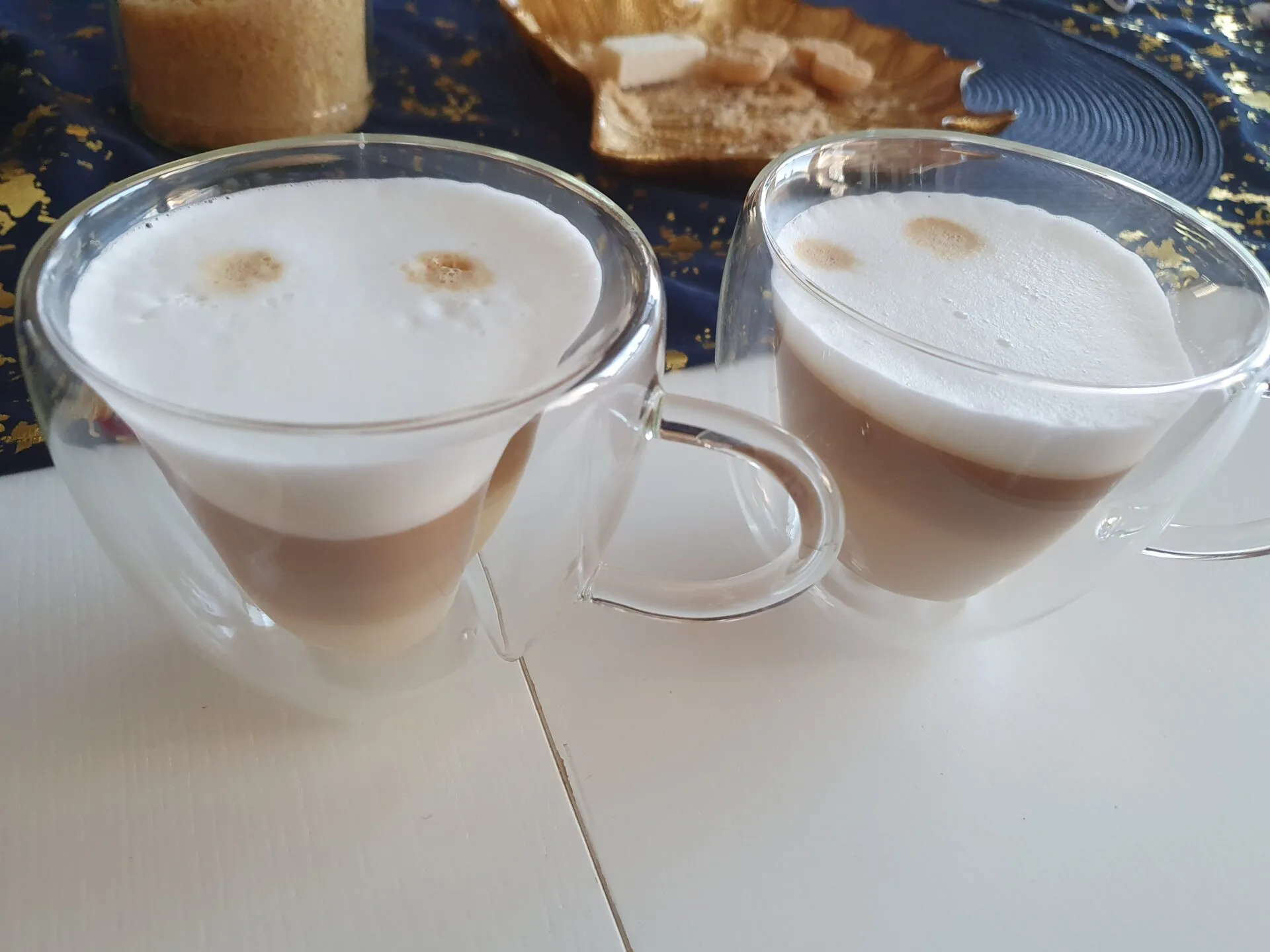 Latte macchiato De'Longhi Eletta Explore vlevo, Krups Intuition Experience+ vpravo, 3.test Latte macchiato Krups Intuition Experience+ a De'Longhi Eletta Explore
