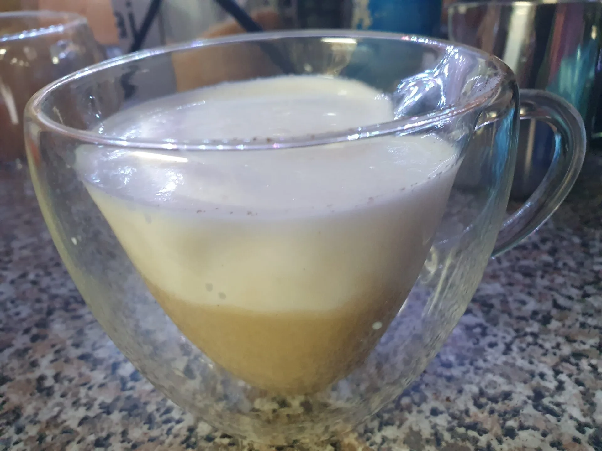 Cappuccino s pěnou z elektrického šlehače mléka Cappuccino s pěnou z elektrického šlehače mléka