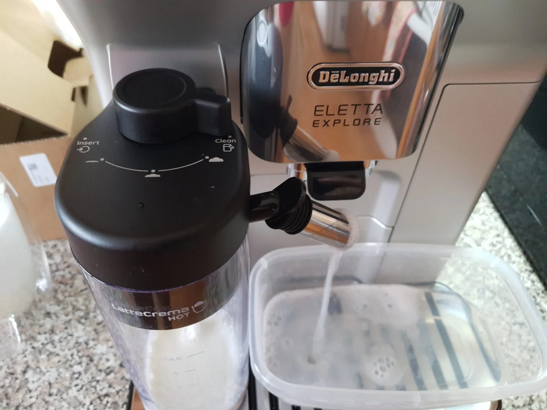 De'Longhi Eletta Explore čištění mléčného systému De'Longhi Eletta Explore čištění mléčného systému