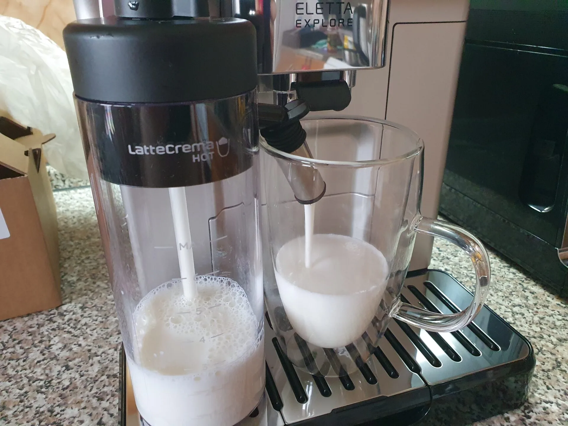 De'Longhi Elleta Explore při pěnění mléka De'Longhi Elleta Explore při pěnění mléka