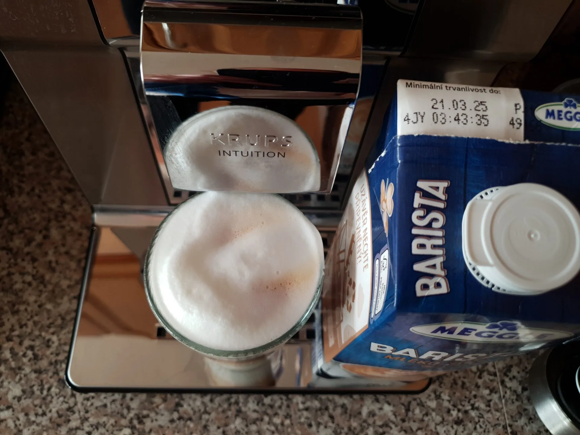 Krups Intuition Experience+ latte macchiato 1. test, pěna Krups Intuition Experience+ latte macchiato 1. zkouška, pěna