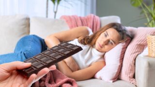 „Hoď po ní čokoládou a&nbsp;uteč!“ Má čokoláda skutečně vliv na hladší průběh menstruace?