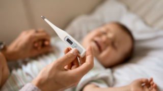 Metody měření teploty u&nbsp;dětí: Miminka měřte rektálně, dejte pozor na febrilní křeče