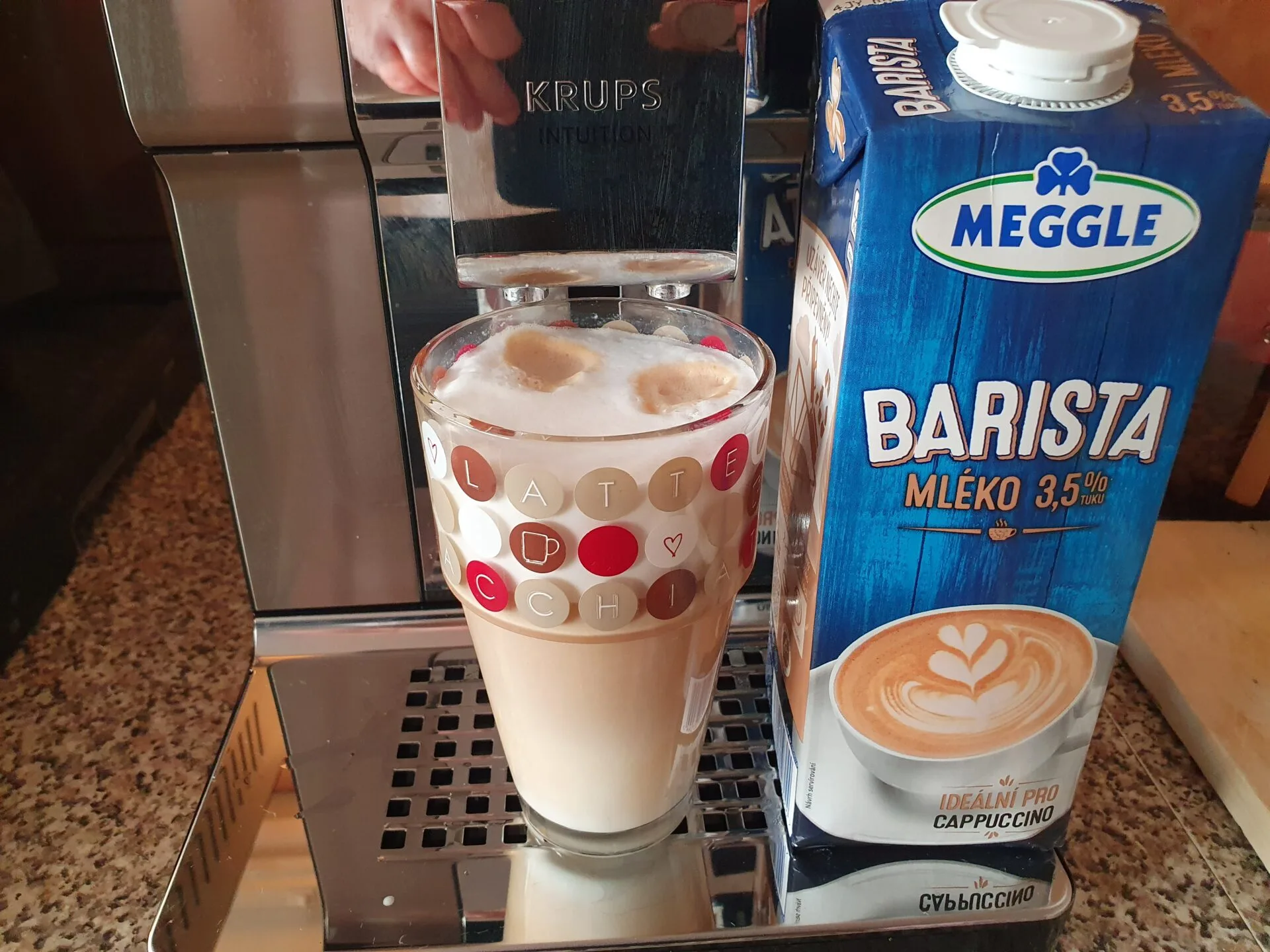 Druhý test latte macchiato s mlékem barista z výšky u Krups Intuition Experience+, pěna Druhý test latte macchiato s mlékem barista z výšky u Krups Intuition Experience+, pěna