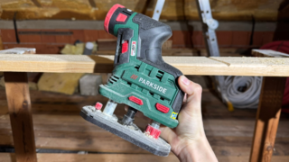 Test aku horní frézky Parkside 12&nbsp;V: Prkýnko opracuje dobře, ovládání může být nebezpečné