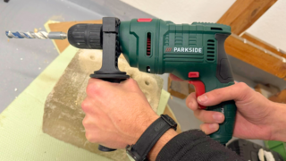 Smrdí a&nbsp;jiskří, ale vrtá dobře: Otestovali jsme Parkside PSBM D5 příklepovou vrtačku za 300&nbsp;Kč