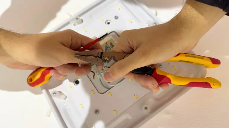 Tip pro elektrikáře: Multifunkční kleště Wiha ušetří práci i místo v tašce (Test 2025) Tip pro elektrikáře: Multifunkční kleště Wiha ušetří práci i místo v tašce (Test 2025)
