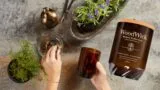 WoodWick má speciální edici luxusních svíček: Liší se čistě přírodním původem, vůně vydrží i&nbsp;hodiny po sfouknutí
