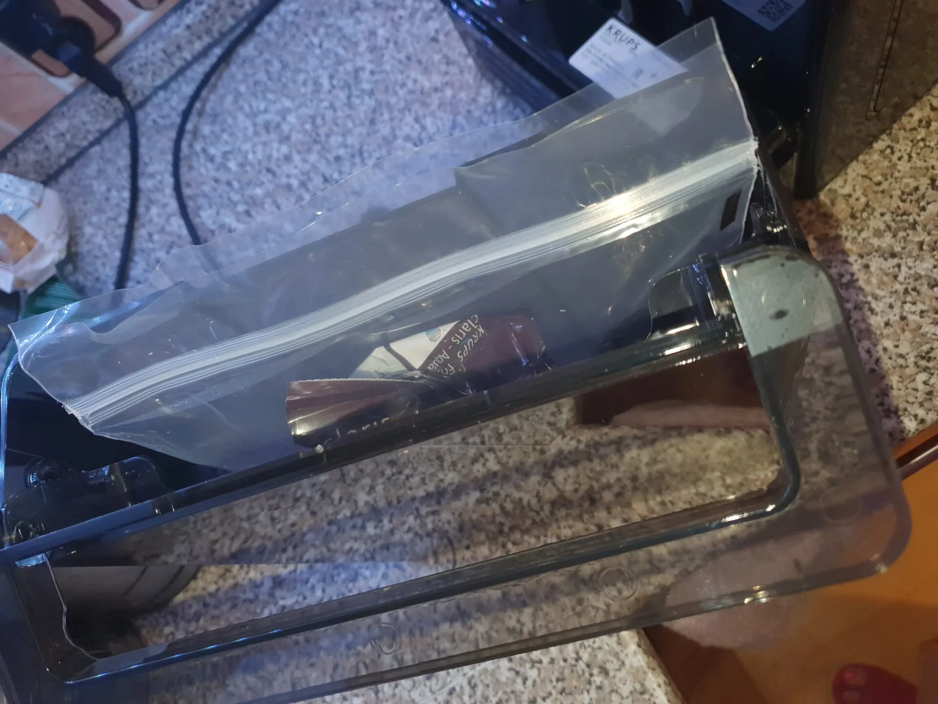 Součástí balení Krups Intuition Experience+ je vodní filtr, zabalili jej do nádobky na vodu Součástí balení Krups Intuition Experience+ je vodní filtr, zabalili jej do nádobky na vodu