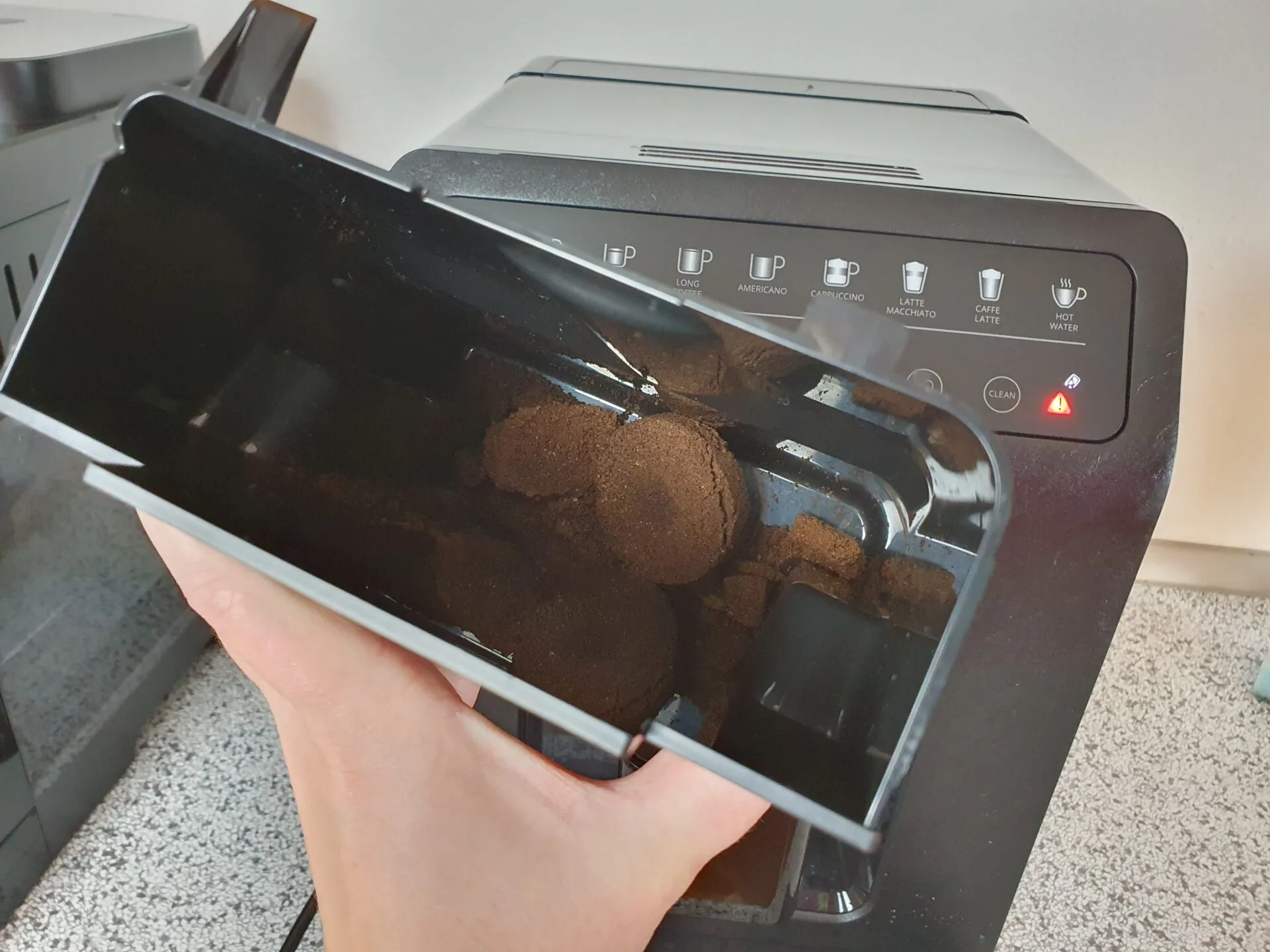 Nádoba na kávový je u Krups Evidence Eco z boku, přístroj kolem sebe vyžaduje víc prostoru Nádoba na kávový je u Krups Evidence Eco z boku, přístroj kolem sebe vyžaduje víc prostoru