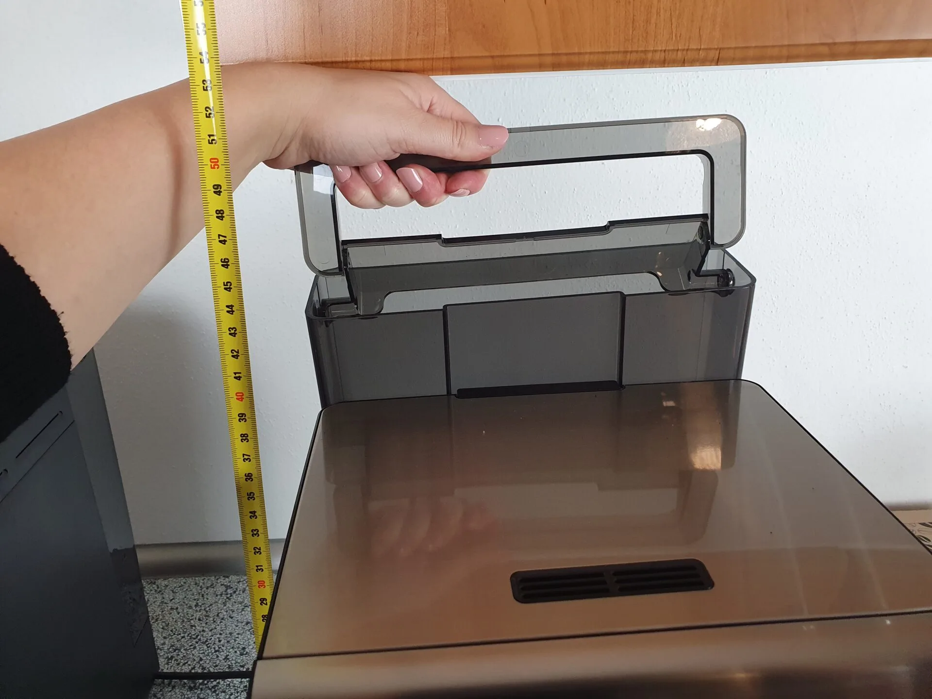 Pro vytažení nádoby na vodu u Krups Intuition Experience+potřebujete prostor Pro vytažení nádoby na vodu u Krups Intuition Experience+potřebujete prostor