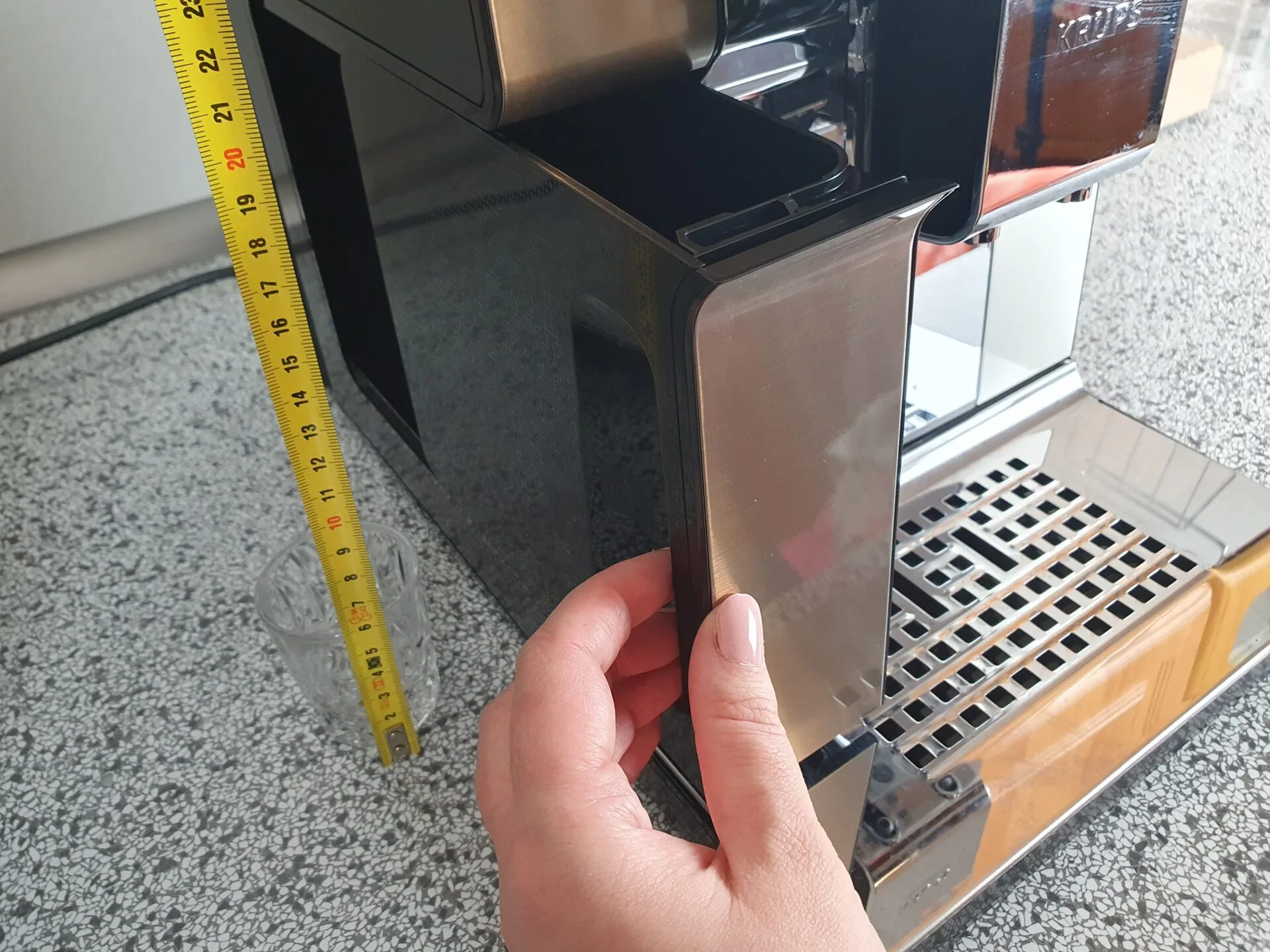 Nádoba na kávový odpad se vytahuje z boku u Krups Intuition Experience+ Nádoba na kávový odpad se vytahuje z boku u Krups Intuition Experience+