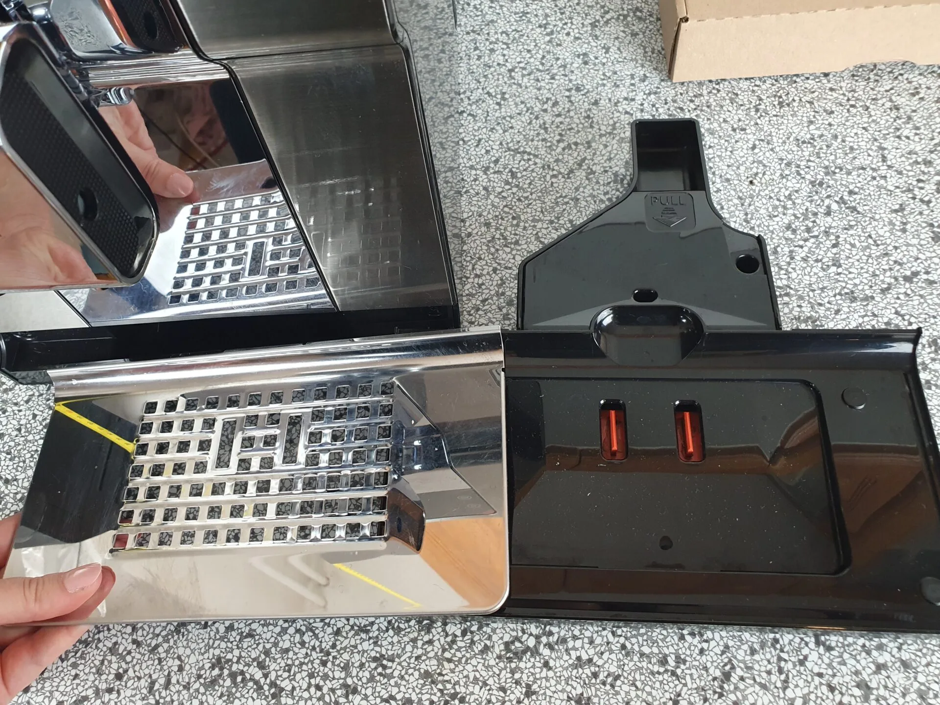 Odkapávací miska je zajištěná magnety, snadno se nasazuje u Krups Intuition Experience+ Odkapávací miska je zajištěná magnety, snadno se nasazuje u Krups Intuition Experience+