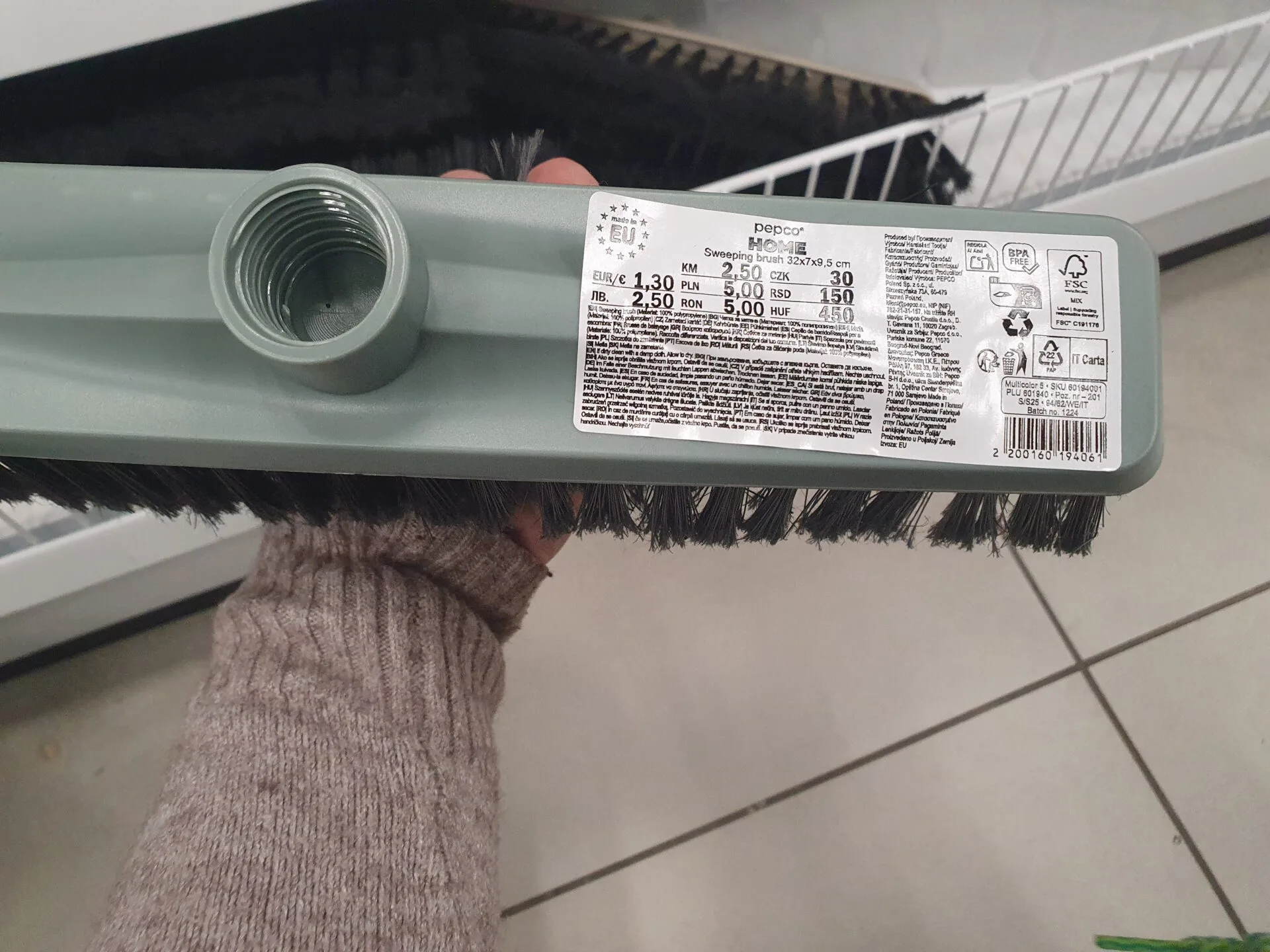 Násada na smeták má roky stejnou cenu Násada na smeták má roky stejnou cenu