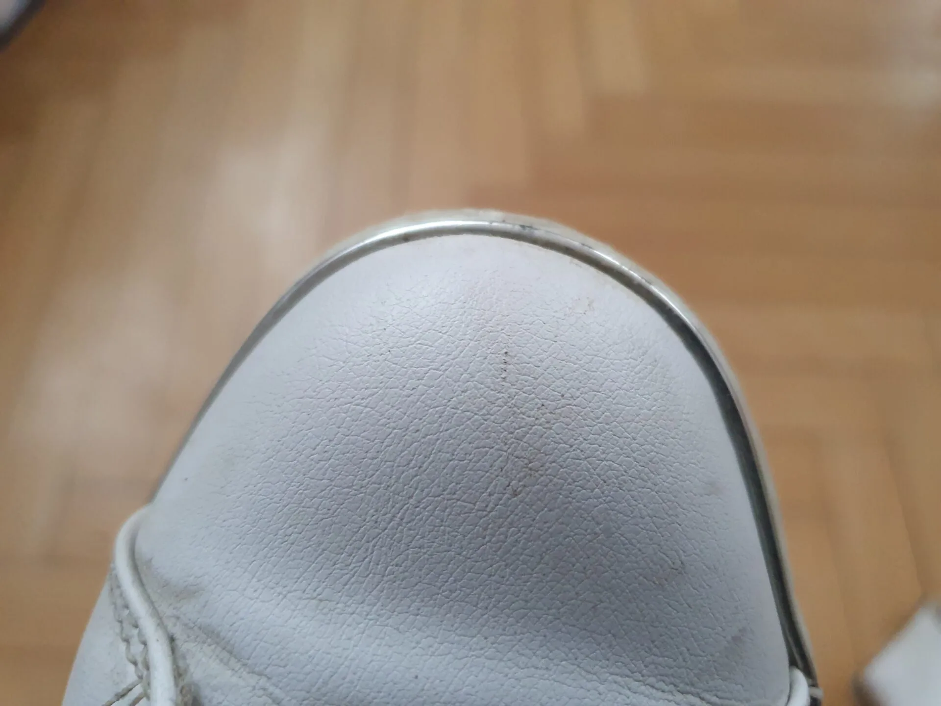 Špička boty před čištěním Špička boty před čištěním