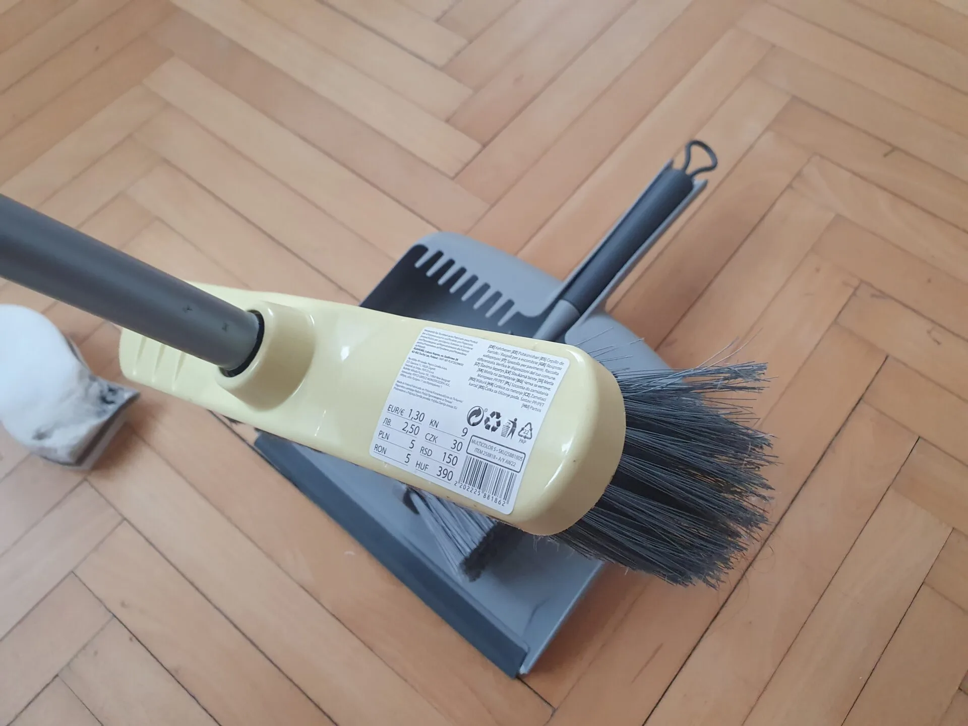 Smeták má stejné pevné štětiny Smeták má stejné pevné štětiny