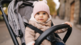3 TOP doplňky pro kočárky: Houpací raketa uklidní miminko, stupátko potěší starší sourozence
