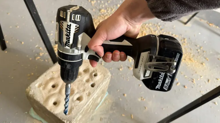 Aku vrtačka Makita DHP484: Brutální příklep, který poráží konkurenci (Recenze a test) Aku vrtačka Makita DHP484: Brutální příklep, který poráží konkurenci (Recenze a test)