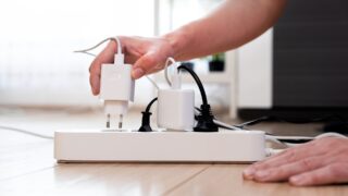 Některé nabíječky hrozí požárem: Původ mají převážně na čínských online tržnicích, výjimkou není ani zásah proudem