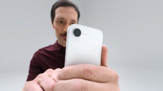 Apple iPhone 16e navazuje na iPhone SE: Cena zásadně narostla, telefon konečně dostal plnohodnotný displej