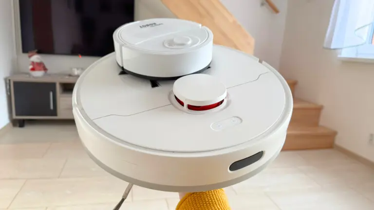 Robotický mini vysavač za 400 Kč je předražená hračka: Vysává sotva 15 minut a koberec nezdolá (Test 2025) Robotický mini vysavač za 400 Kč je předražená hračka: Vysává sotva 15 minut a koberec nezdolá (Test 2025)