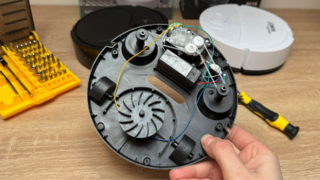 „Robotický vysavač“ z&nbsp;Allegra za 60&nbsp;Kč&nbsp;vs. za 400&nbsp;Kč: Těžko říct, který je horší (Test)