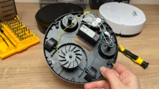 „Robotický vysavač“ z&nbsp;Allegra za 60&nbsp;Kč&nbsp;vs. za 400&nbsp;Kč: Těžko říct, který je horší (Test)