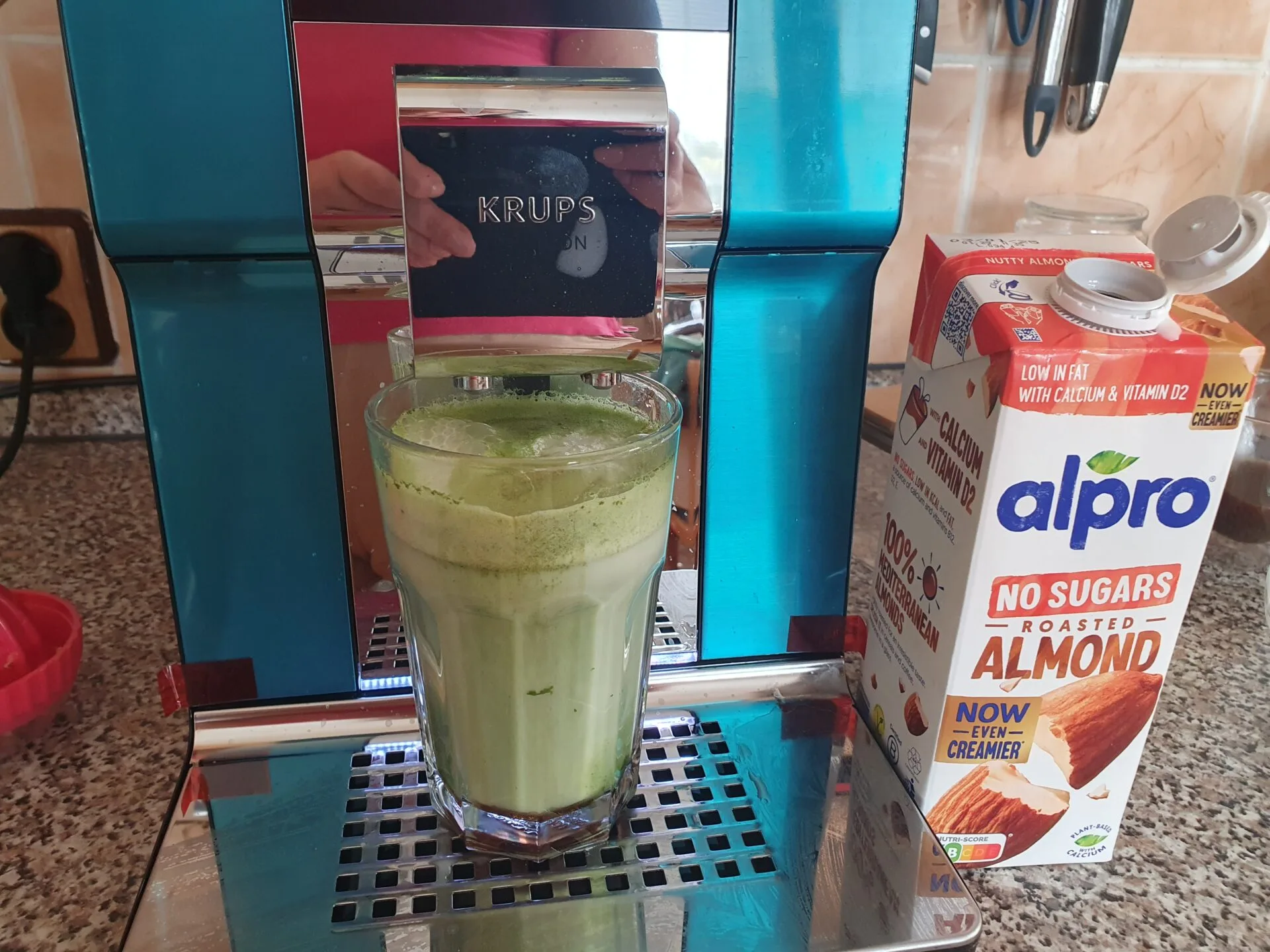 Samostatně našlehané mléko a matcha prášek Krups Intuition Experience+ Samostatně našlehané mléko a matcha prášek Krups Intuition Experience+