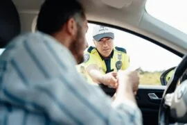 Autokamera na předním skle jako přestupek? Víme, jak se v&nbsp;roce 2025 vyhnout pokutě