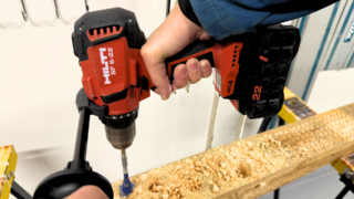 Test aku vrtačky za 20&nbsp;000&nbsp;Kč: Model Hilti SF 6-22&nbsp;s&nbsp;baterií Nuron potěšil výkonem i&nbsp;zpracováním