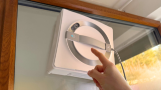 Vyzkoušela jsem robot na okna Ecovacs Winrobot W2&nbsp;za 15&nbsp;000&nbsp;Kč, raději zůstanu u&nbsp;ručního mytí (Recenze a&nbsp;test)