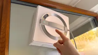 Vyzkoušela jsem robot na okna Ecovacs Winrobot W2&nbsp;za 15&nbsp;000&nbsp;Kč, raději zůstanu u&nbsp;ručního mytí (Recenze a&nbsp;test)