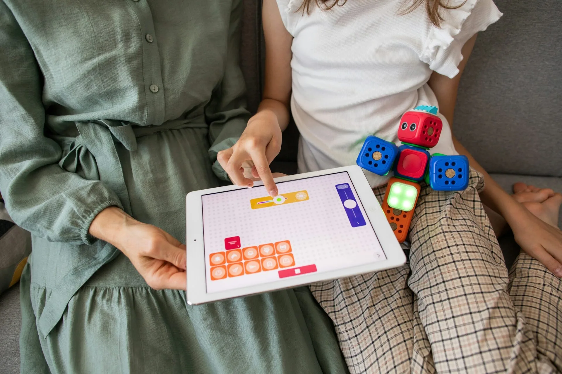 Foto: Unsplash - Robo Wunderkind Rodič s dítětem a tabletem