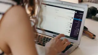 Cloudworkers recenze: Práce pro tuto společnost zahrnuje erotické chatování