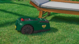 Nová robotická sekačka Parkside předčasně v&nbsp;prodeji: Stojí 10&nbsp;000&nbsp;Kč&nbsp;a&nbsp;lze koupit výhodněji i&nbsp;s&nbsp;garáží 