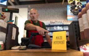 Spotřebitelský kvíz: Je legální v&nbsp;roce 2025 brát pouze hotovost? A&nbsp;jak se musí počítat sleva?