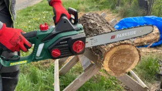 Levná řetězová pila Parkside PEKS 2200&nbsp;A1: Výkon má solidní, kryt řetězky je konstrukčním selháním (Recenze)