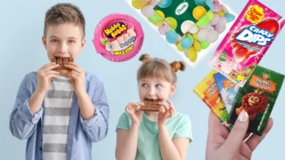 Retro sladkosti 90.let: Lízátková noha s&nbsp;praskajícím práškem, ovocné UFO nebo čokolády. Koupíte je i&nbsp;dnes