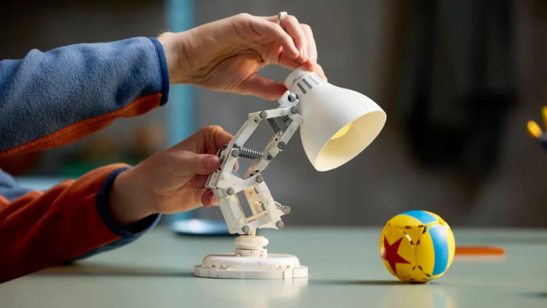 Pixarova legendární lampička ožívá v&nbsp;podobě propracované LEGO stavebnice