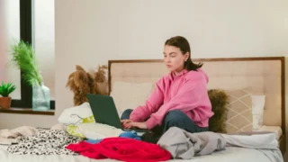 Jak prodat oblečení do second handů v&nbsp;roce 2026: Rozhodující jsou kvalitní fotky